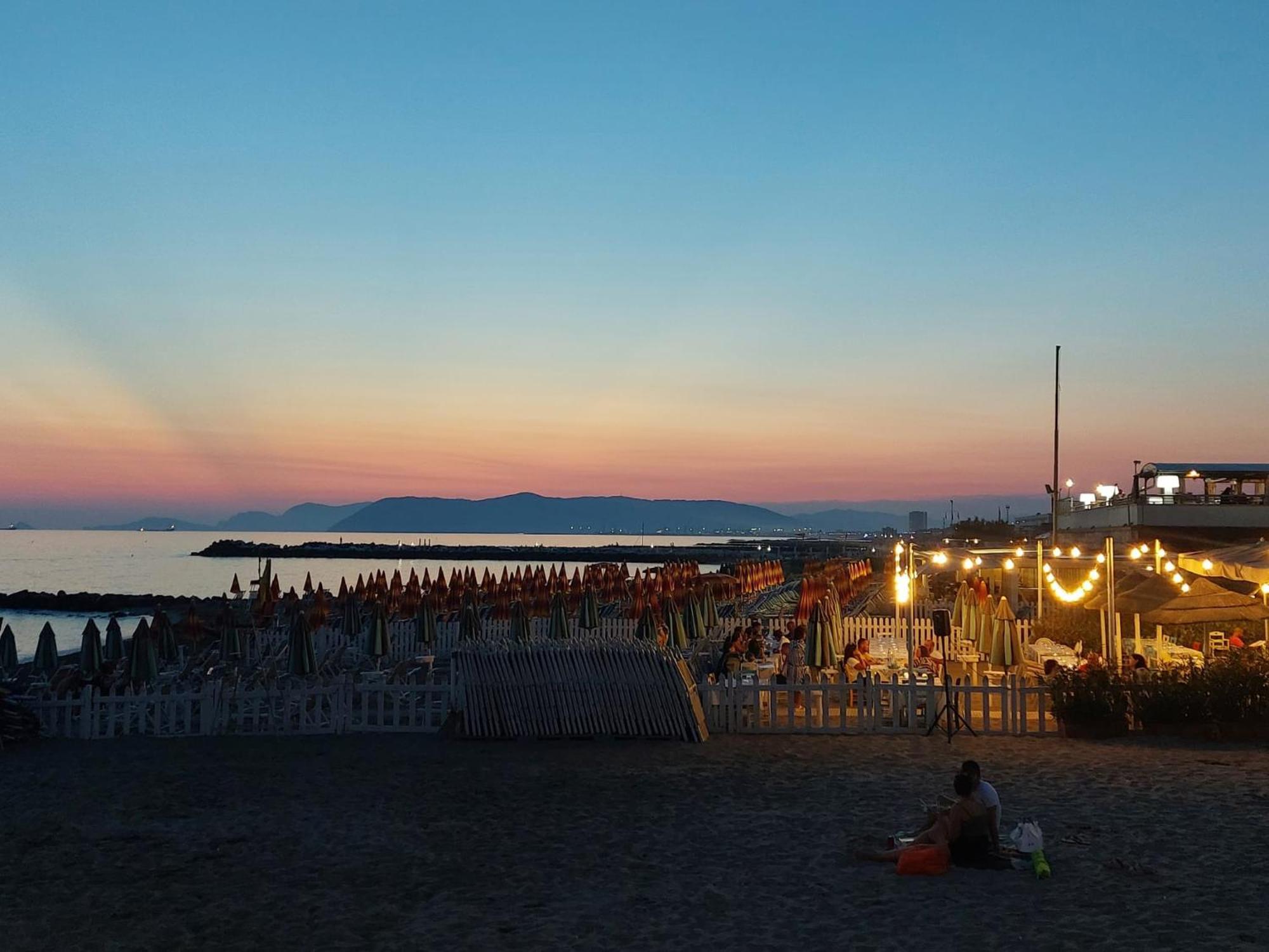 Appartamento Al Mare Di Liguria E Toscana Marina di Massa Bagian luar foto